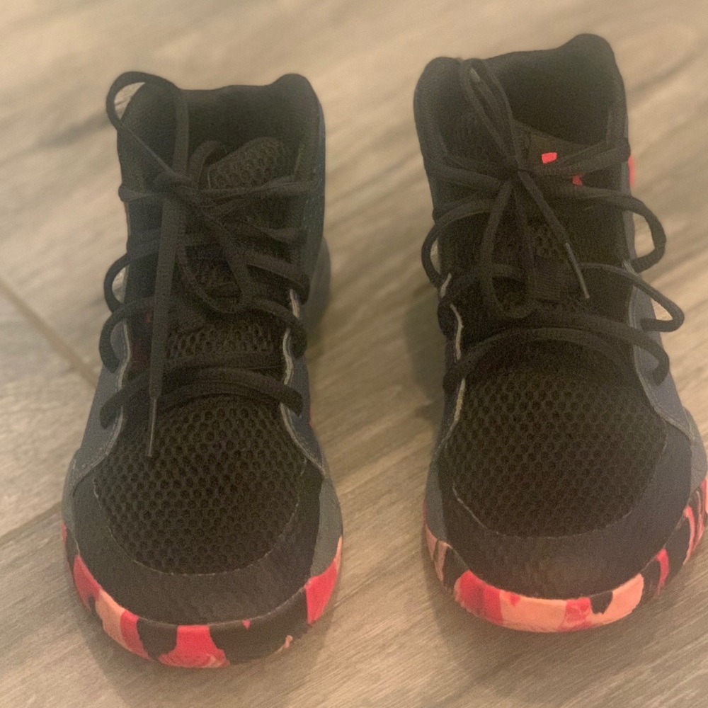 Girls basketball shoes